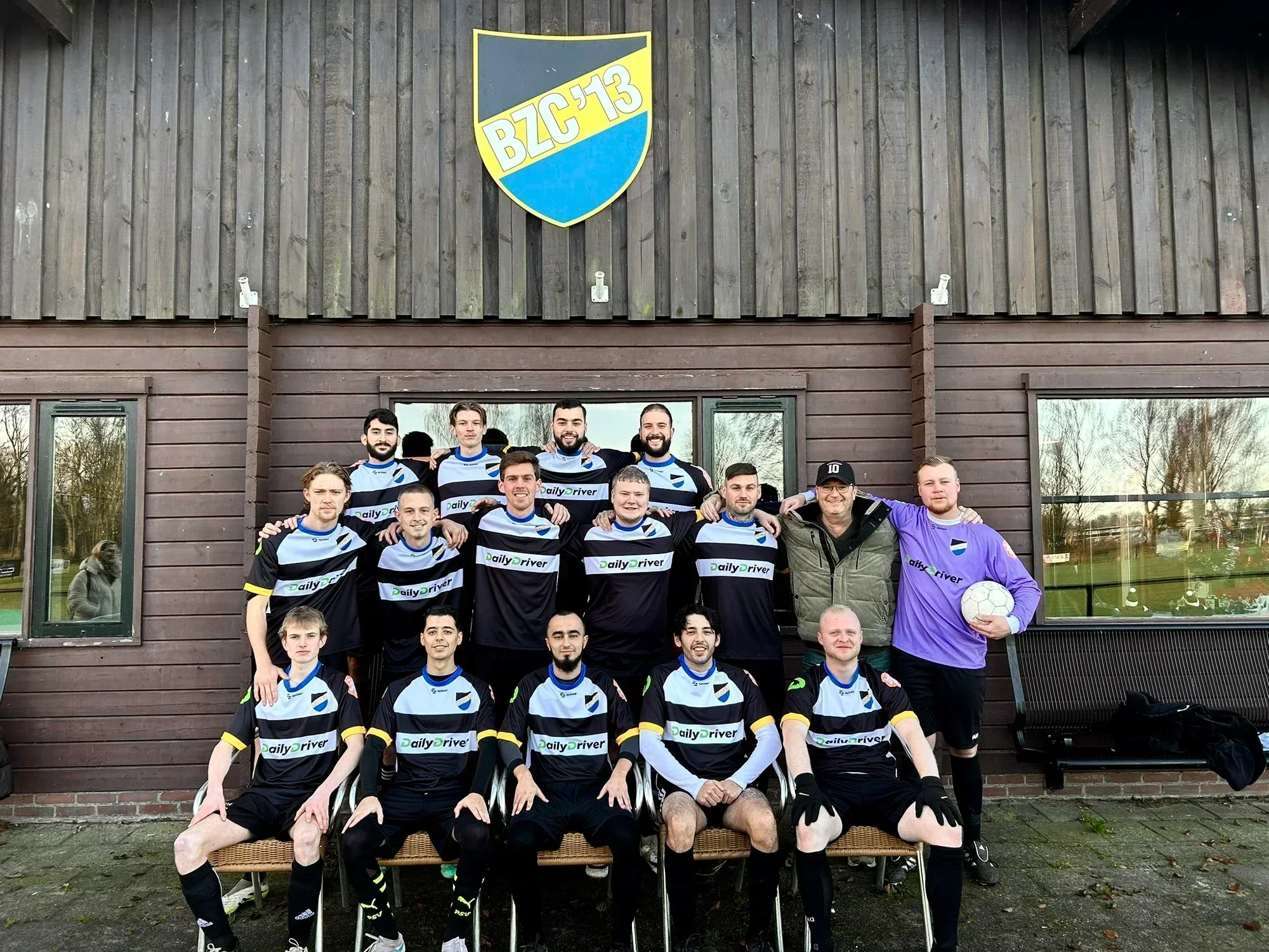 Supporters van BZC'13 met shirts van De Daily Driver